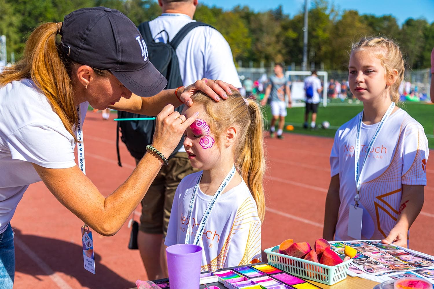 Фуршетная зона с разнообразными станциями