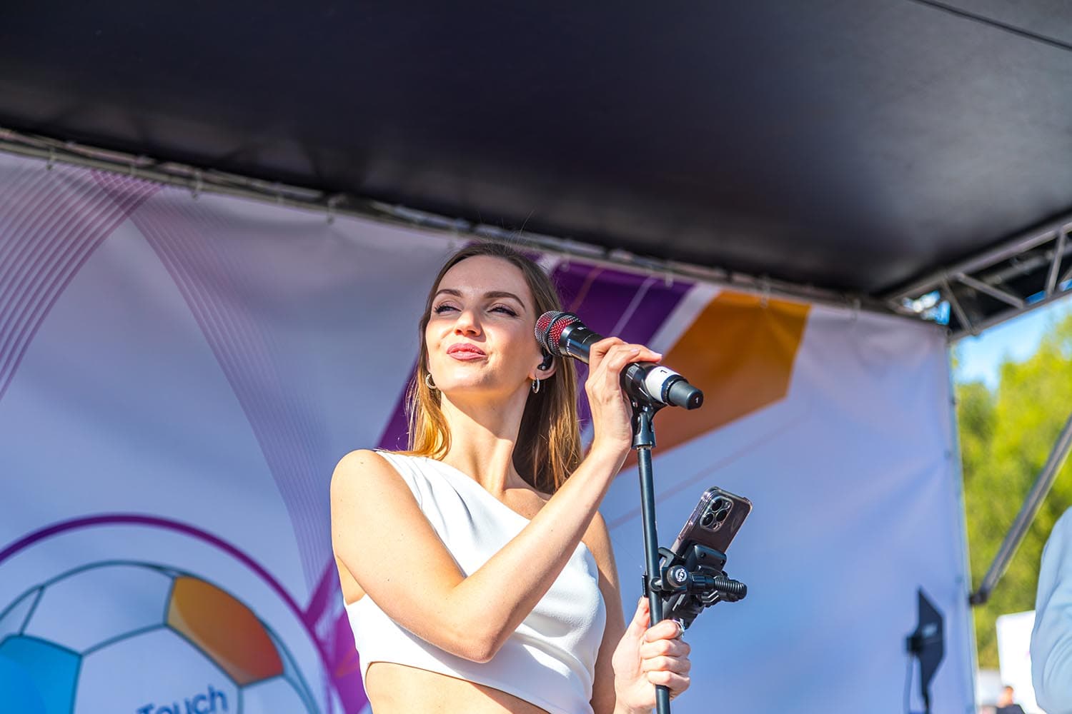 Живое выступление кавер-группы с любимыми хитами