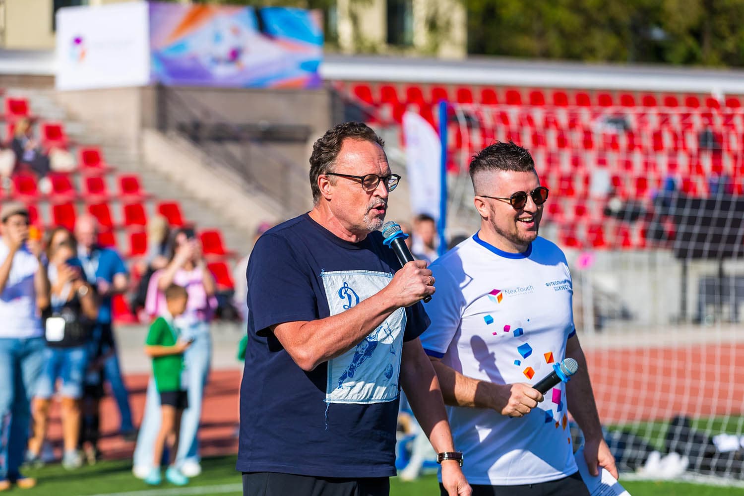 Болельщики поддерживают свои команды