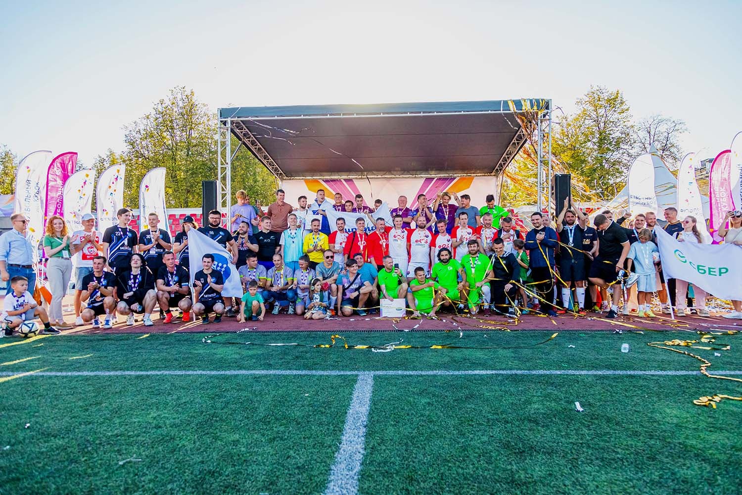 Болельщики поддерживают свои команды