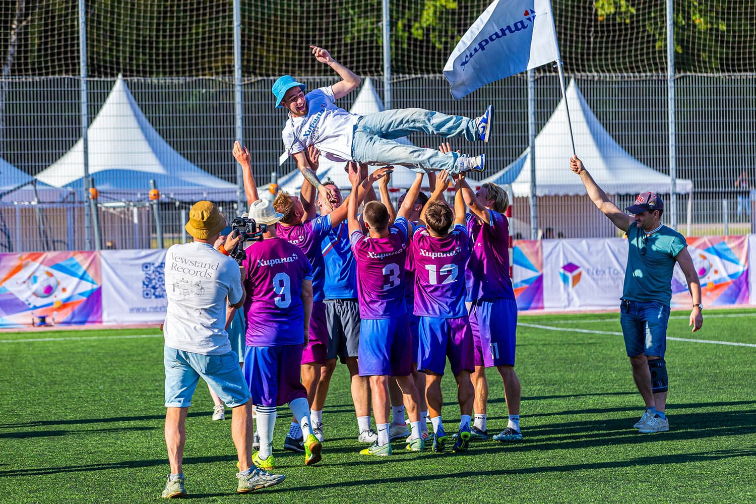 Болельщики поддерживают свои команды