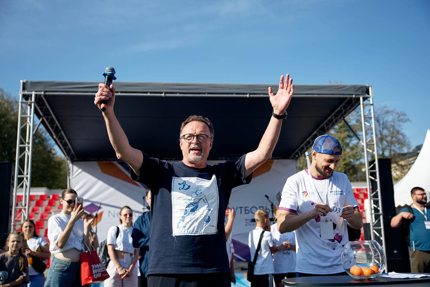 Болельщики поддерживают свои команды