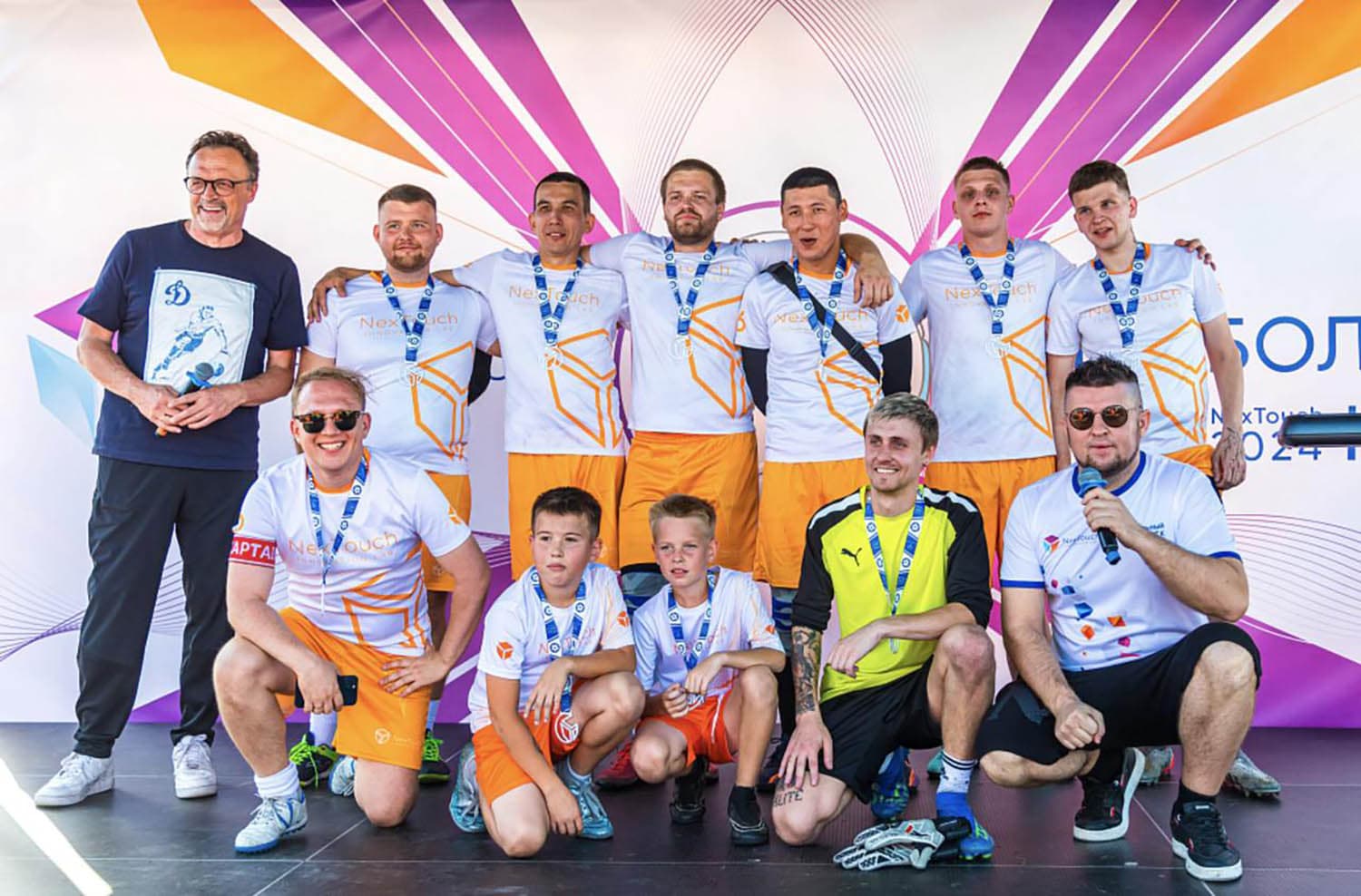 Болельщики поддерживают свои команды